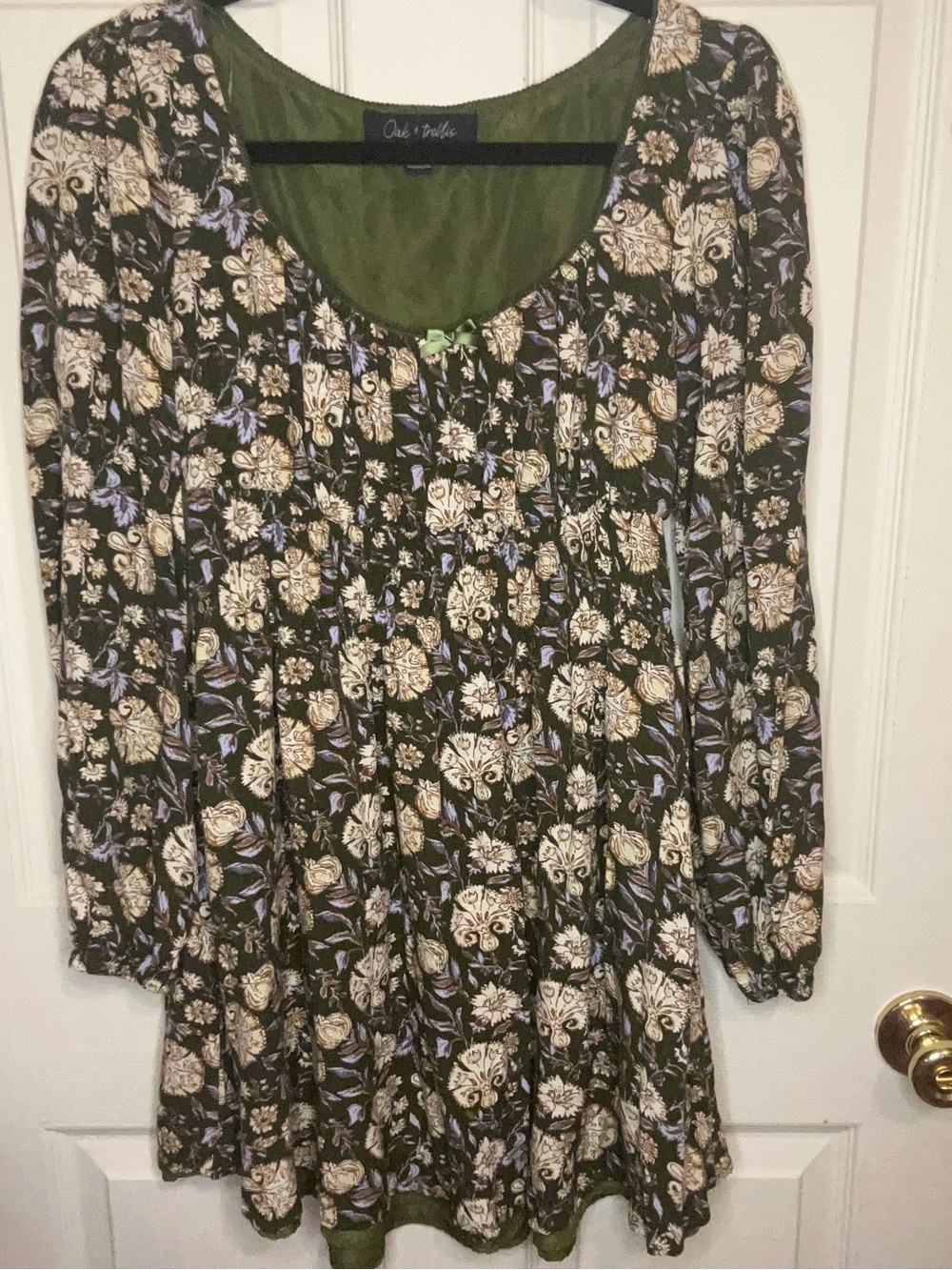 Oak and Trellis Women’s Green Floral Long-Sleeve Dress